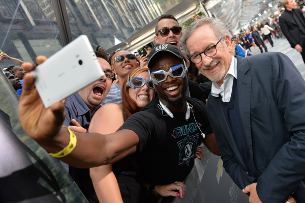 Steven Spielberg takes selfie wit fan.